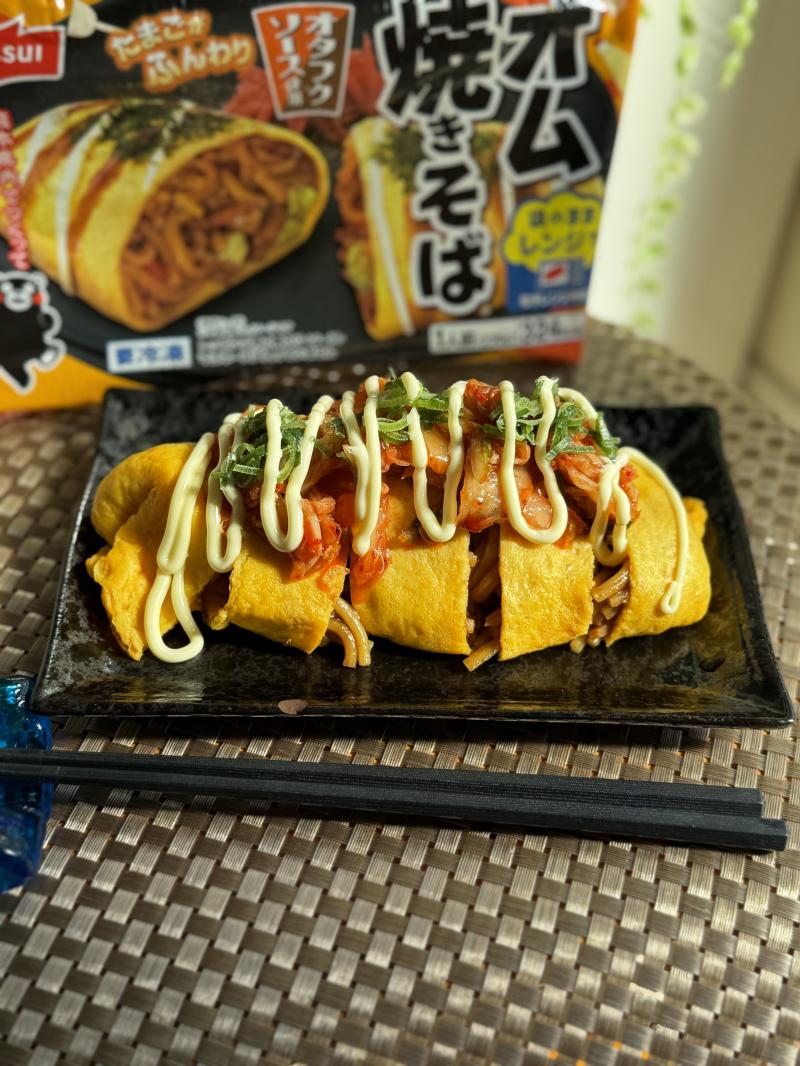 食材として使用したオム焼きそばも一緒に写したキムチのせオム焼きそば