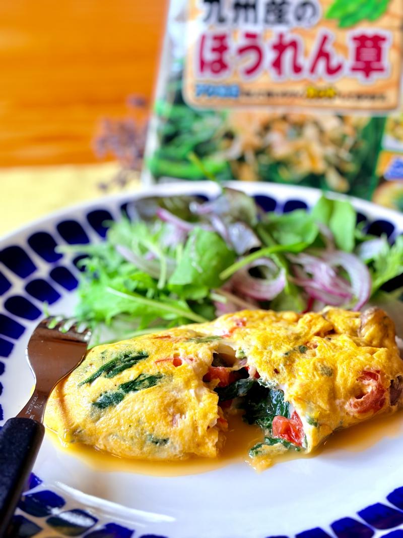 食材として使用したそのまま使える 九州産のほうれん草も一緒に写した野菜チーズオムレツ