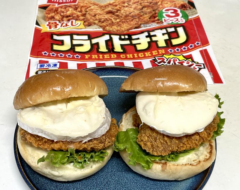 食材として使用したフライドチキンも一緒に写したカマンベールチキンバーガー