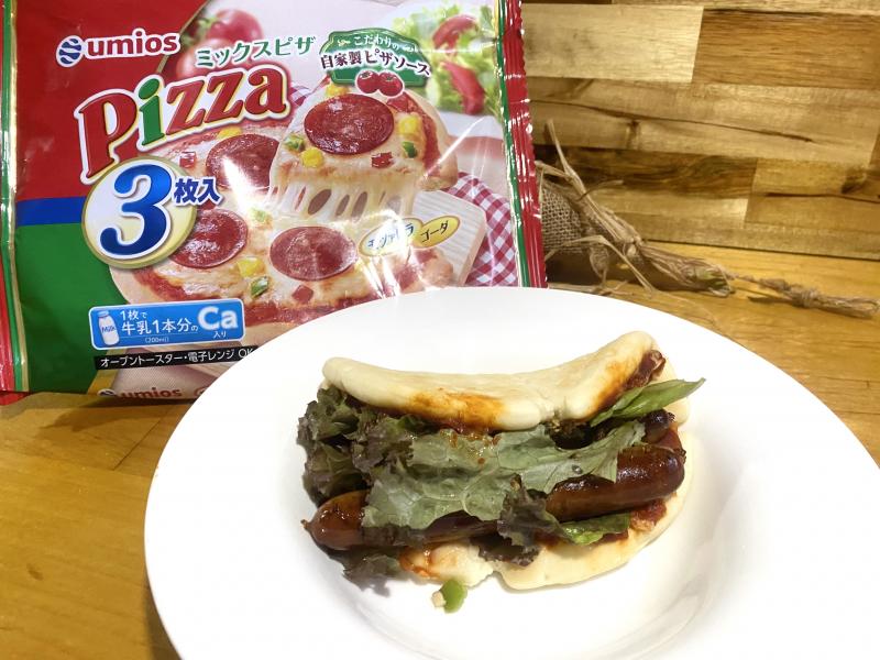 食材として使用したミックスピザ3枚入も一緒に写したピザホットドッグ