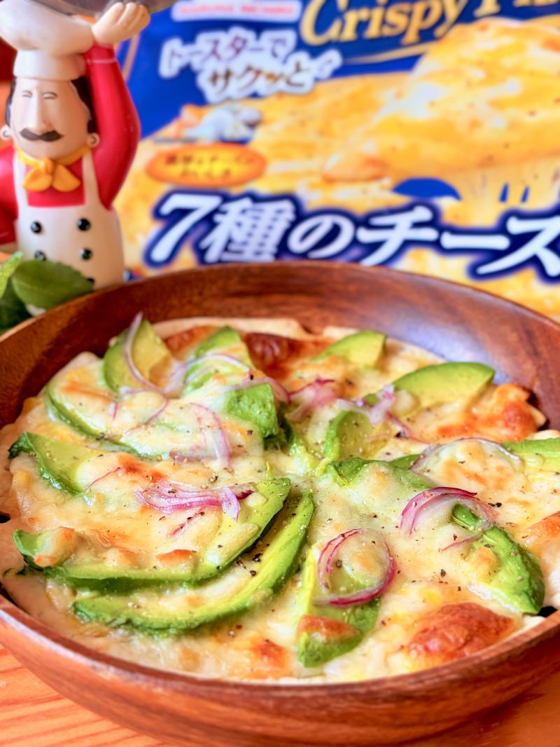 食材として使用したCrispy Pizza7種のチーズも一緒に写したアボカドチーズピザ