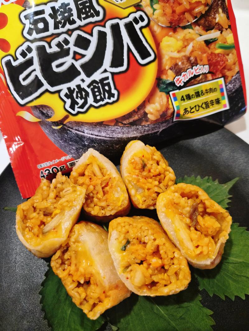 食材として使用した石焼風ビビンバ炒飯も一緒に写したキムチーズビビンバ炒飯ライスペーパー包み焼き