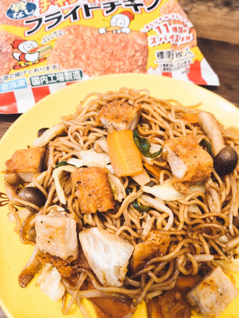 食材として使用したチキチキボーン®味の骨なしフライドチキンも一緒に写したチキチキボーンのまぜ焼きそば