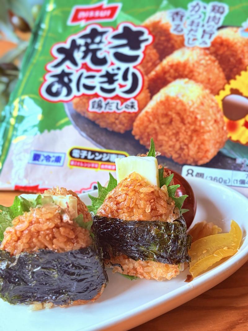 食材として使用した焼きおにぎり 鶏だし味も一緒に写したクリームチーズと大葉の焼きサンドおにぎり