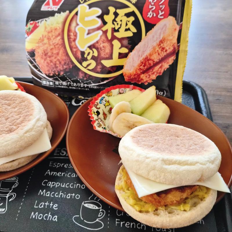 食材として使用した極上ヒレかつも一緒に写したカレーキャベカツチーズマフィン