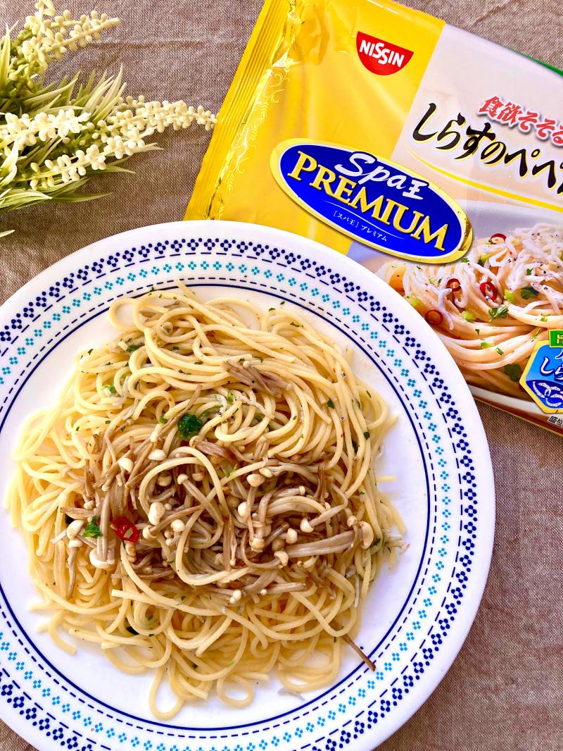 食材として使用した日清スパ王プレミアム しらすのペペロンチーノも一緒に写したしらすとえのきのペペロンチーノ