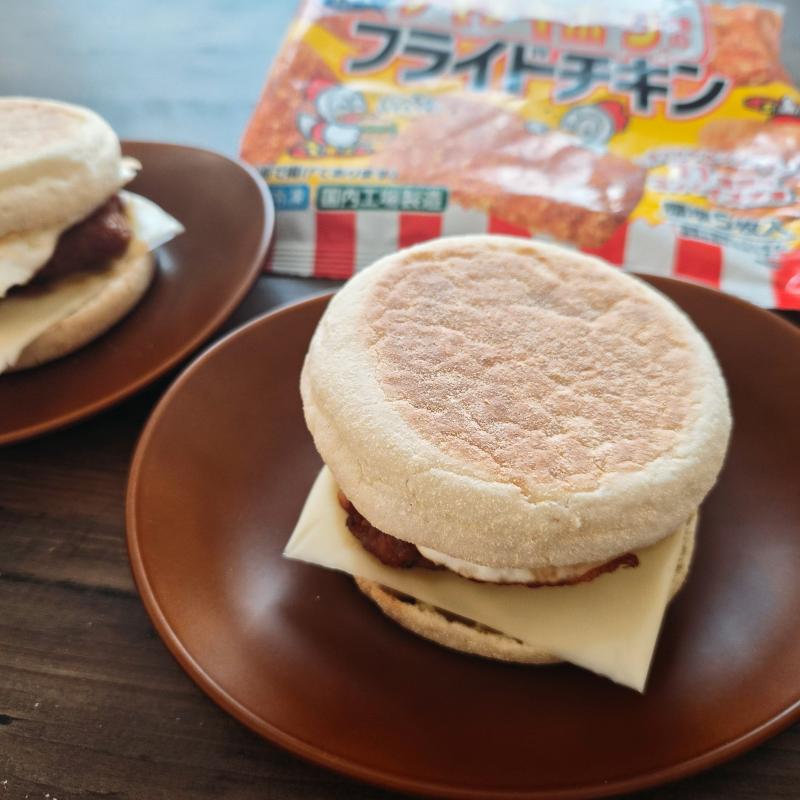 食材として使用したチキチキボーン®味の骨なしフライドチキンも一緒に写した月見甘旨チキンマフィン