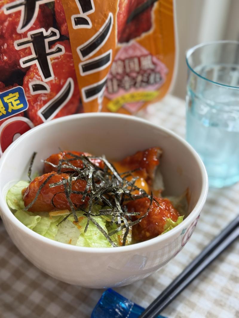 食材として使用した今日のおかず ヤンニョムチキンも一緒に写したヤンニョムチキンのとろたま丼