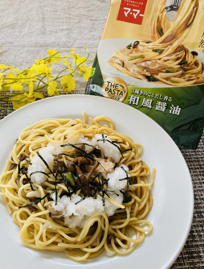 食材として使用したマ･マー THE PASTA 和風醤油も一緒に写した和風醤油のきのこおろしパスタ