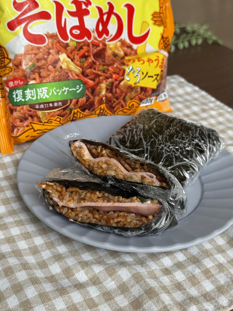 食材として使用した神戸名物そばめしも一緒に写したそばめしのおにぎらず