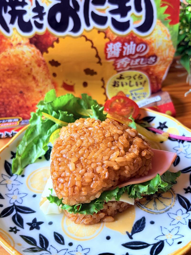 食材として使用した大きな大きな焼きおにぎりも一緒に写した焼きおにぎりサンド