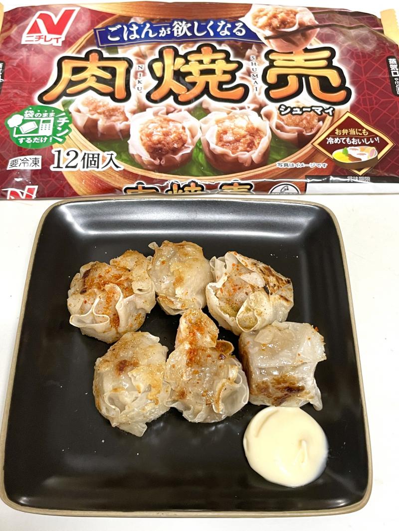 食材として使用した肉シューマイも一緒に写したカリカリ肉シューマイのピリ辛クミン塩