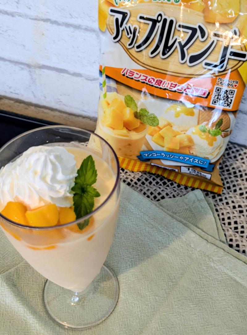食材として使用したアップルマンゴーも一緒に写したアップルマンゴーのフラペチーノ