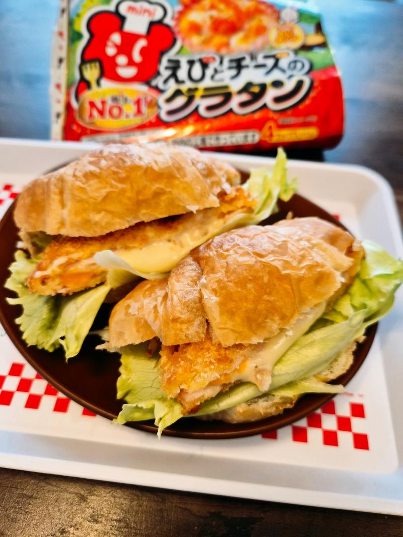食材として使用したえびとチーズのグラタンも一緒に写したグラタンハムカツサンド