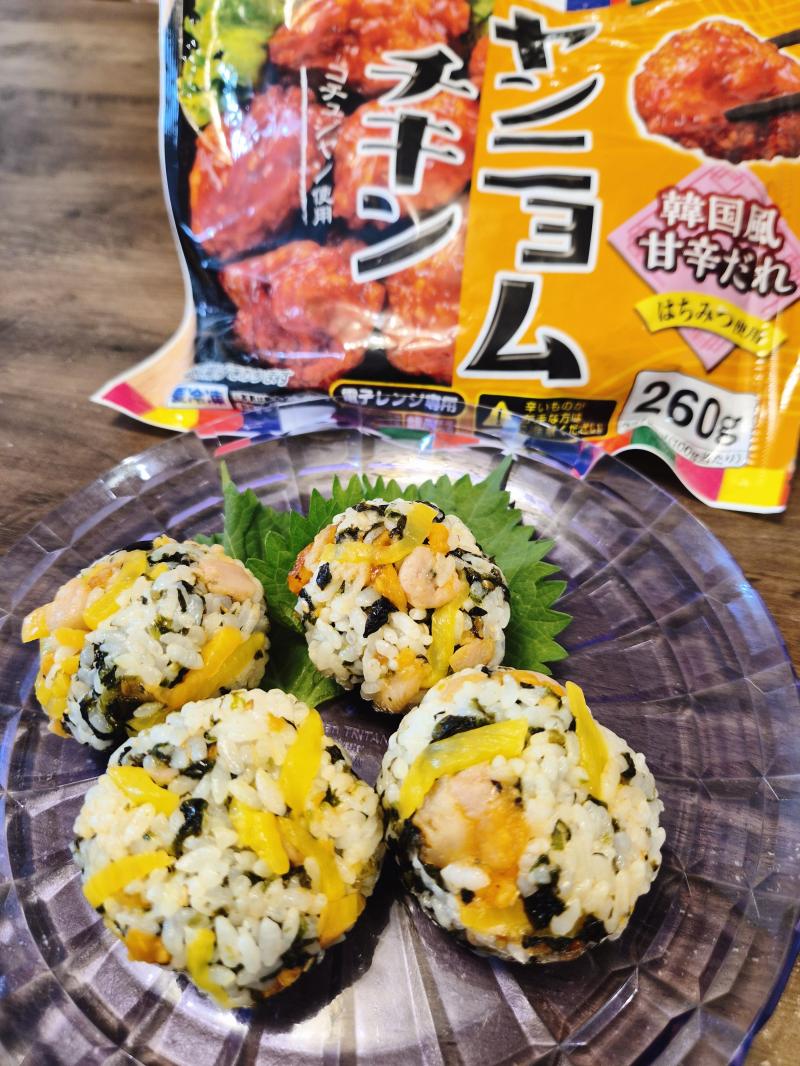 食材として使用した今日のおかず ヤンニョムチキンも一緒に写したヤンニョムチキンチュモッパ風
