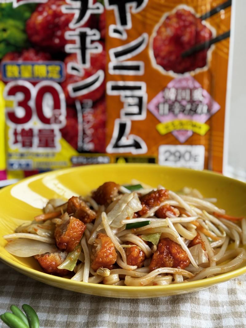 食材として使用した今日のおかず ヤンニョムチキンも一緒に写したヤンニョムチキンの焼きうどん