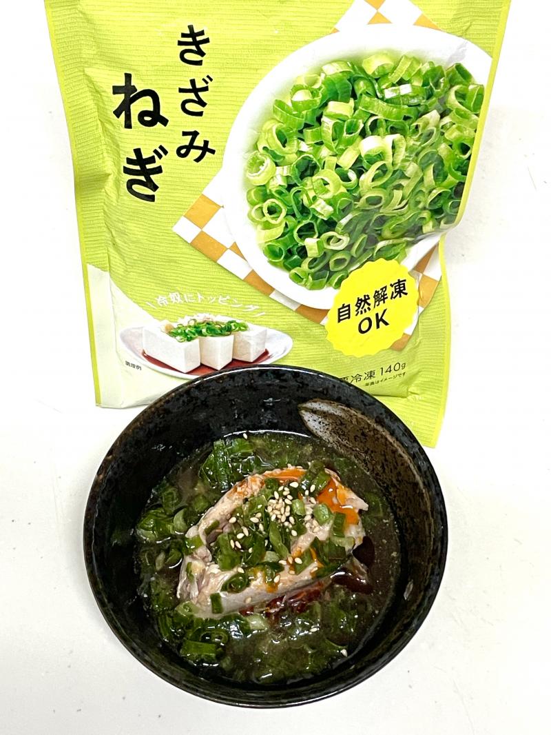 食材として使用したきざみねぎも一緒に写したサバ缶ねぎラー油ポン酢
