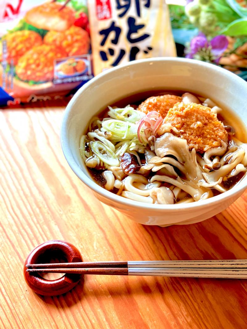 食材として使用した卵とじカツも一緒に写した卵とじカツときのこのあんかけうどん