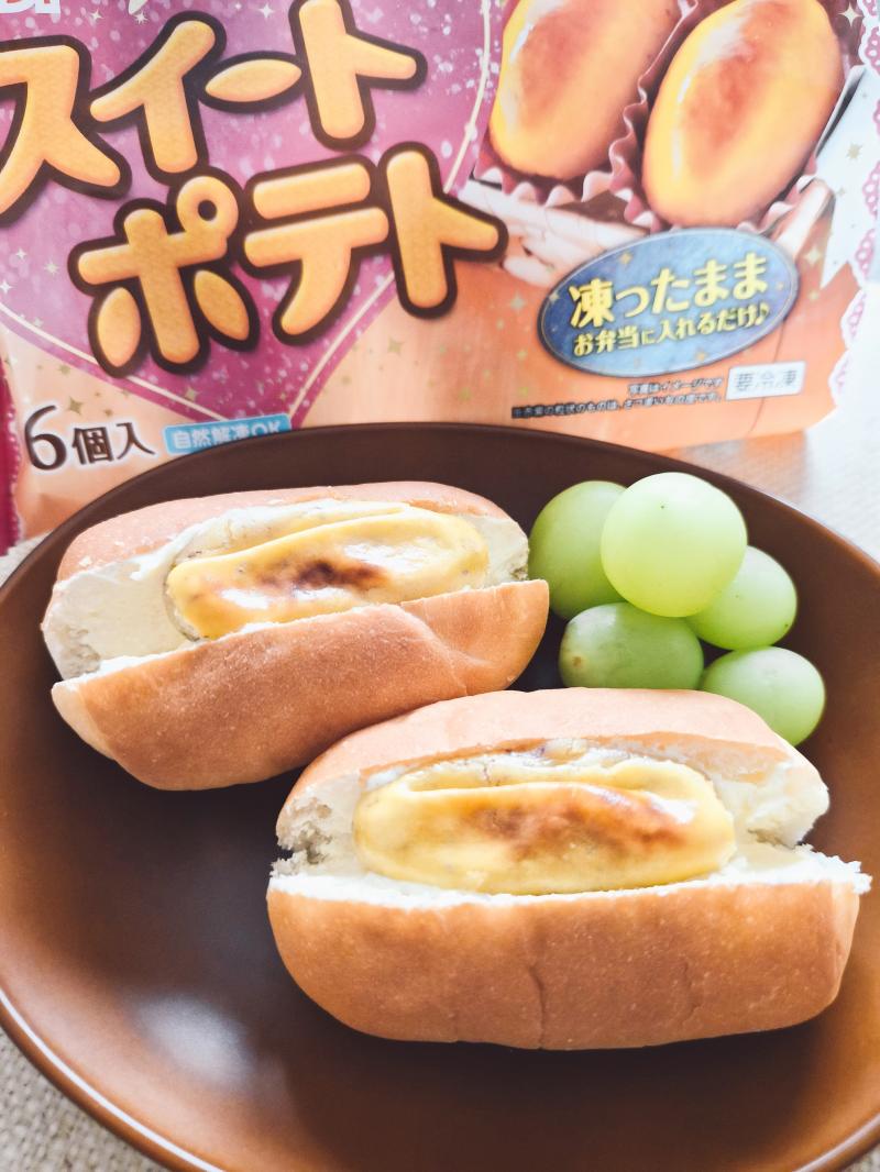 食材として使用したスイートポテトも一緒に写したスイートポテトとシュガーマーガリンのミニロールパン