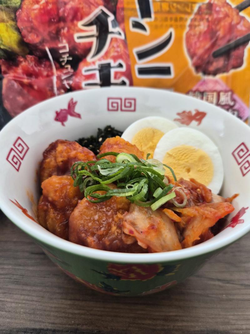 食材として使用した今日のおかず ヤンニョムチキンも一緒に写したヤンニョムチキンライスヌードル