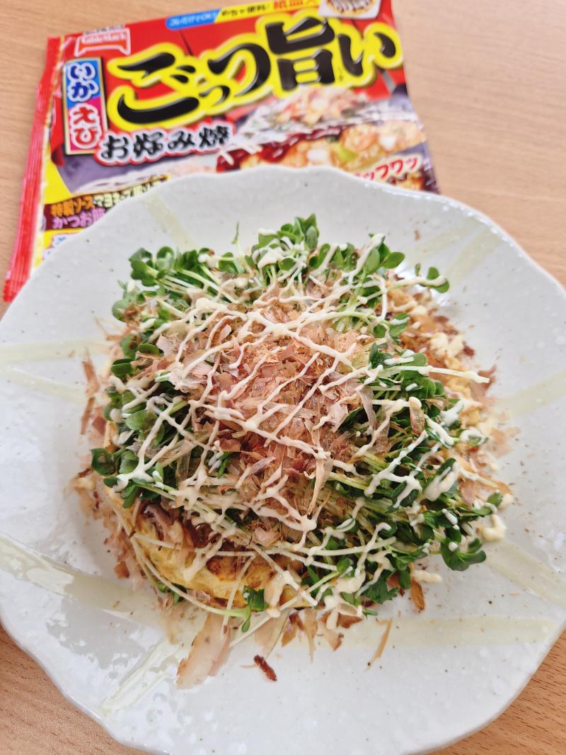 食材として使用したごっつ旨いお好み焼も一緒に写したカイワレたっぷり和風お好み焼き