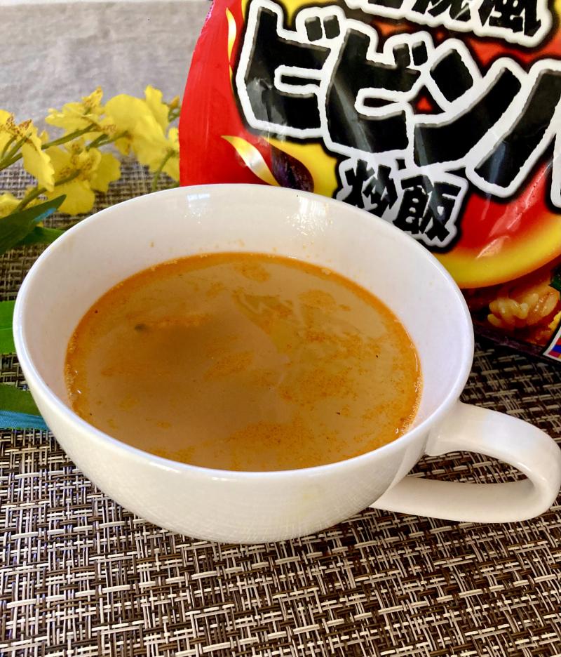 食材として使用した石焼風ビビンバ炒飯も一緒に写したビビンバのおこげスープ