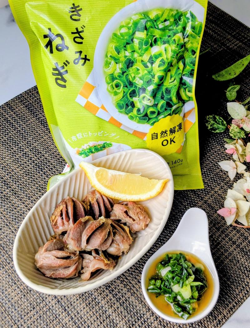 食材として使用したきざみねぎも一緒に写した砂肝のねぎ塩まみれ