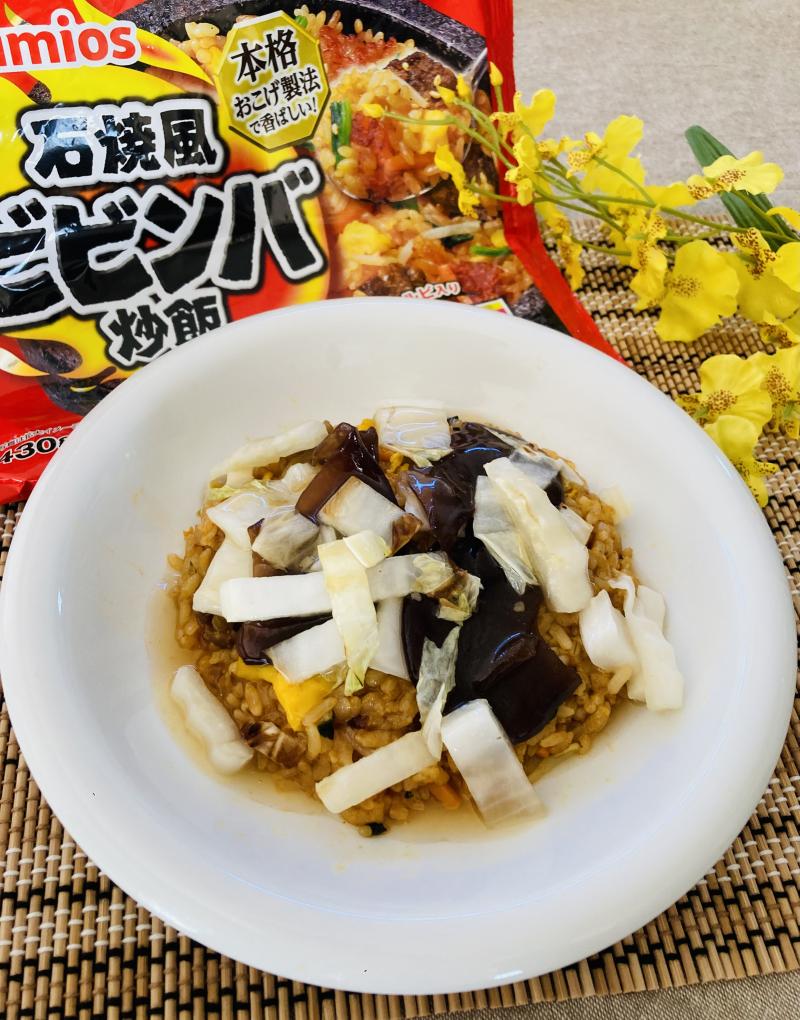 食材として使用した石焼風ビビンバ炒飯も一緒に写したビビンバの中華あんかけ