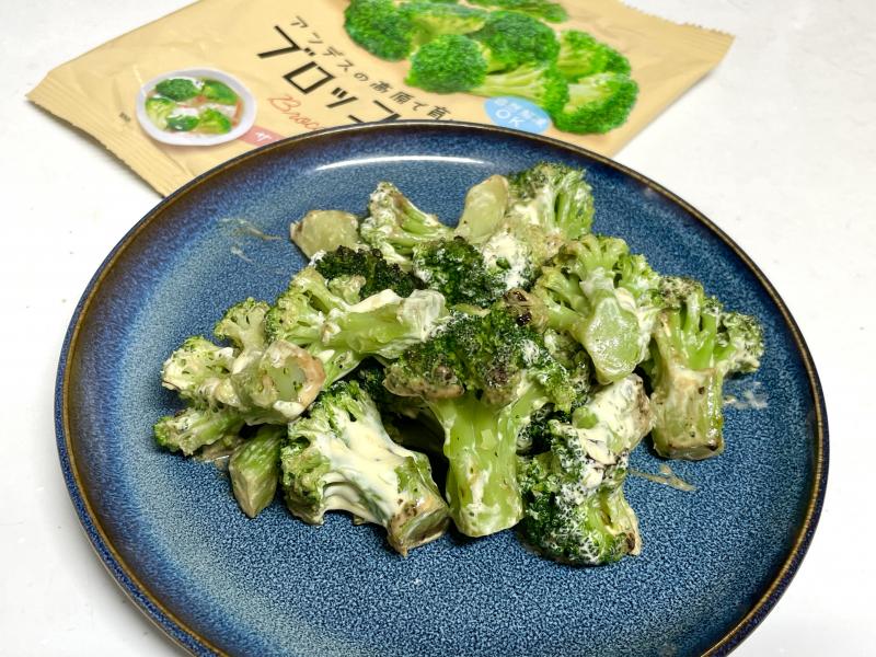 食材として使用したブロッコリー180gも一緒に写した蒸し焼きブロッコリーのオイスターマヨネーズ和え