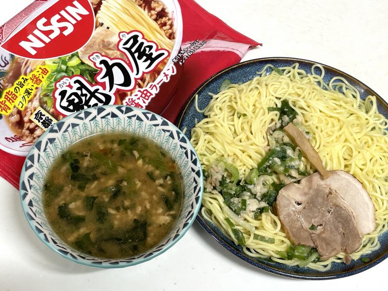 食材として使用した日清 魁力屋監修 京都背脂醤油ラーメンも一緒に写した魁力屋つけ麺