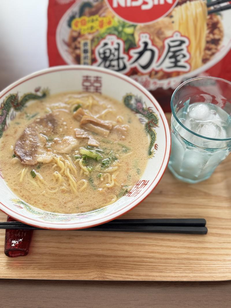 食材として使用した日清 魁力屋監修 京都背脂醤油ラーメンも一緒に写した豆乳仕立ての背脂醤油ラーメン