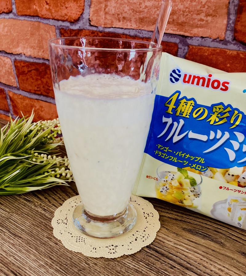 食材として使用した4種の彩りフルーツミックス180gも一緒に写したフルーツミックスのラッシー