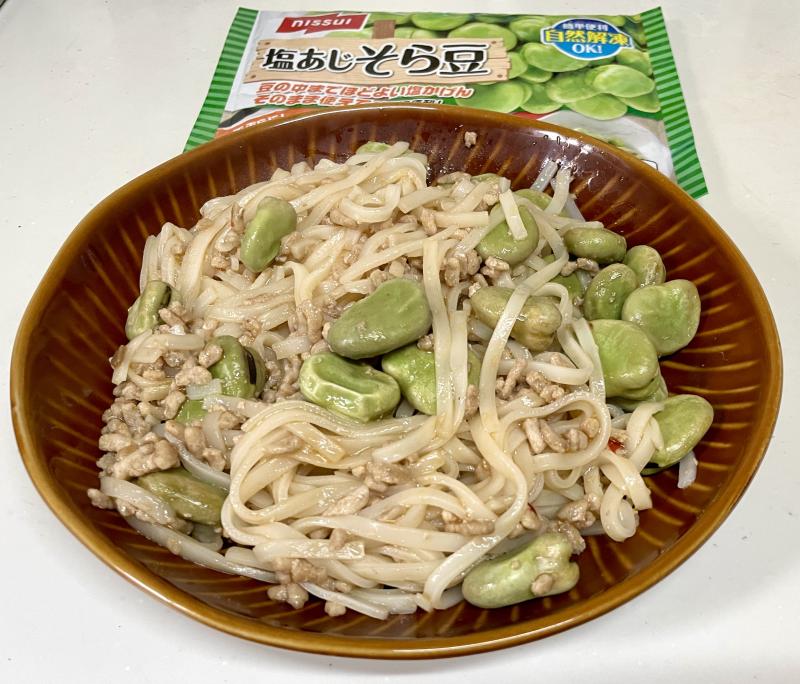 食材として使用した塩あじそら豆も一緒に写したそら豆と米粉麺の中華炒め