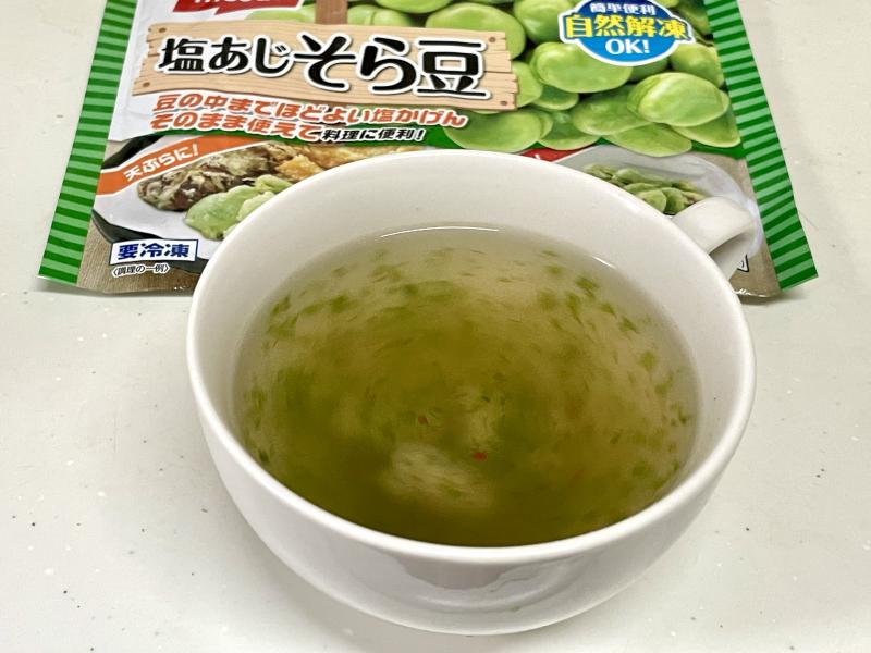 食材として使用した塩あじそら豆も一緒に写したそら豆と青のりのピリ辛スープ