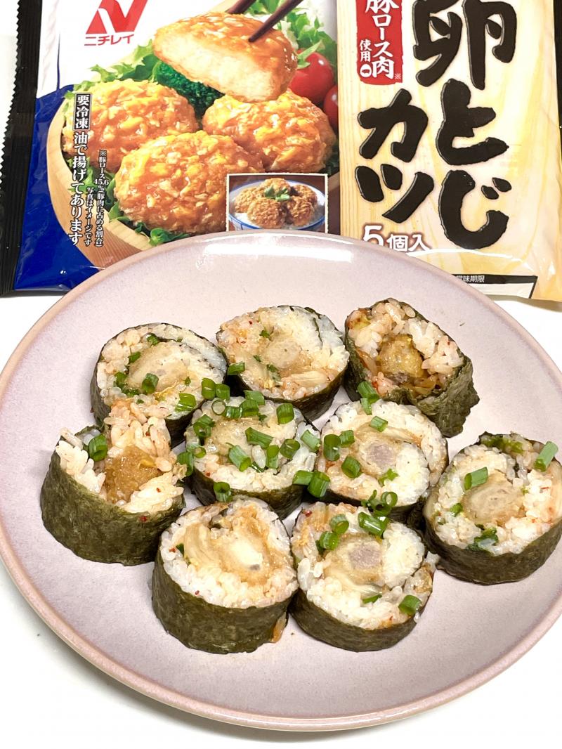 食材として使用した卵とじカツも一緒に写した卵とじかつキンパ