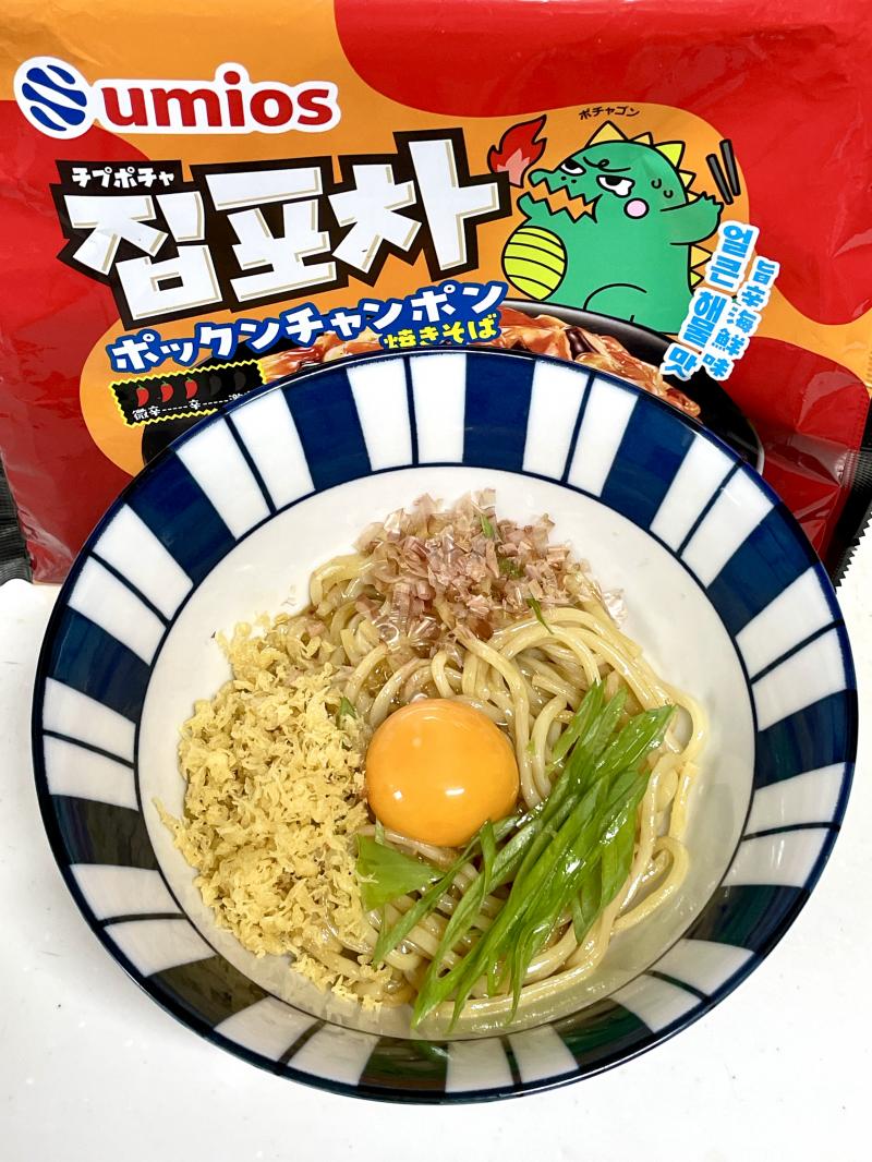 食材として使用したポックンチャンポンも一緒に写した釜玉そば