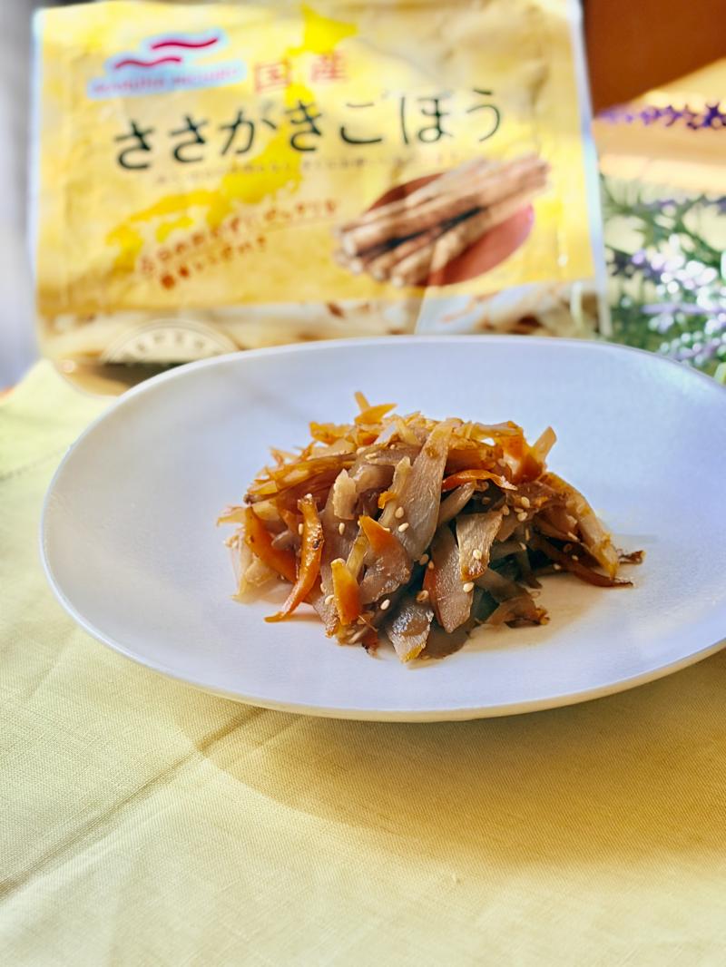 食材として使用した国産ささがきごぼうも一緒に写したささがきごぼうで金平ごぼう