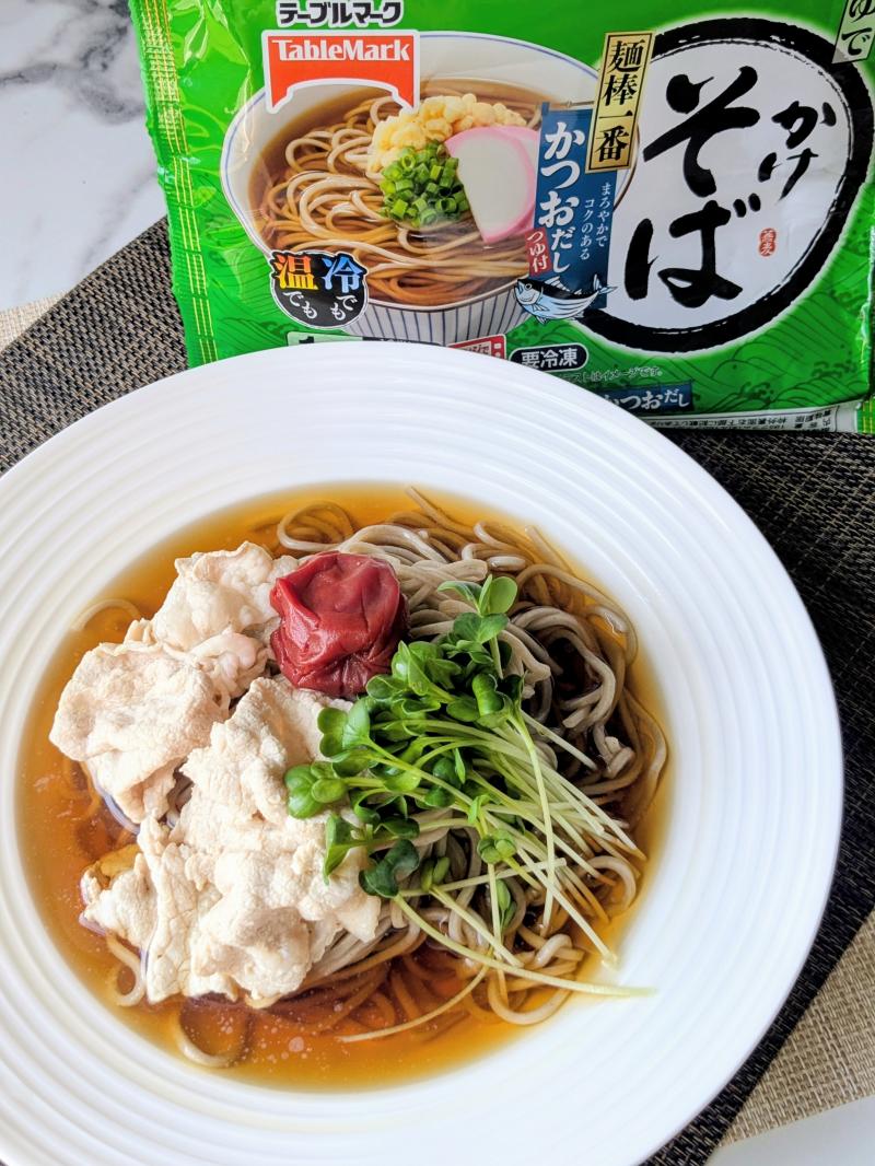 食材として使用した麺棒一番 かけそばも一緒に写した豚しゃぶと梅の冷やしそば