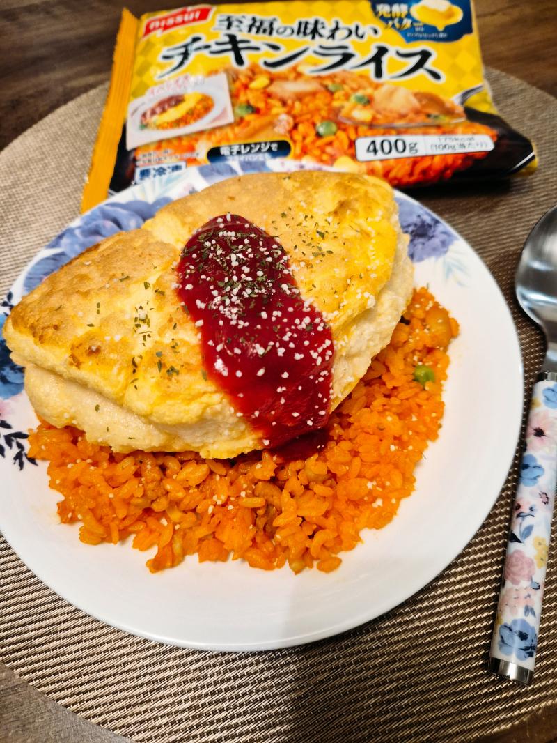 食材として使用した至福の味わい チキンライスも一緒に写したスフレオムライス