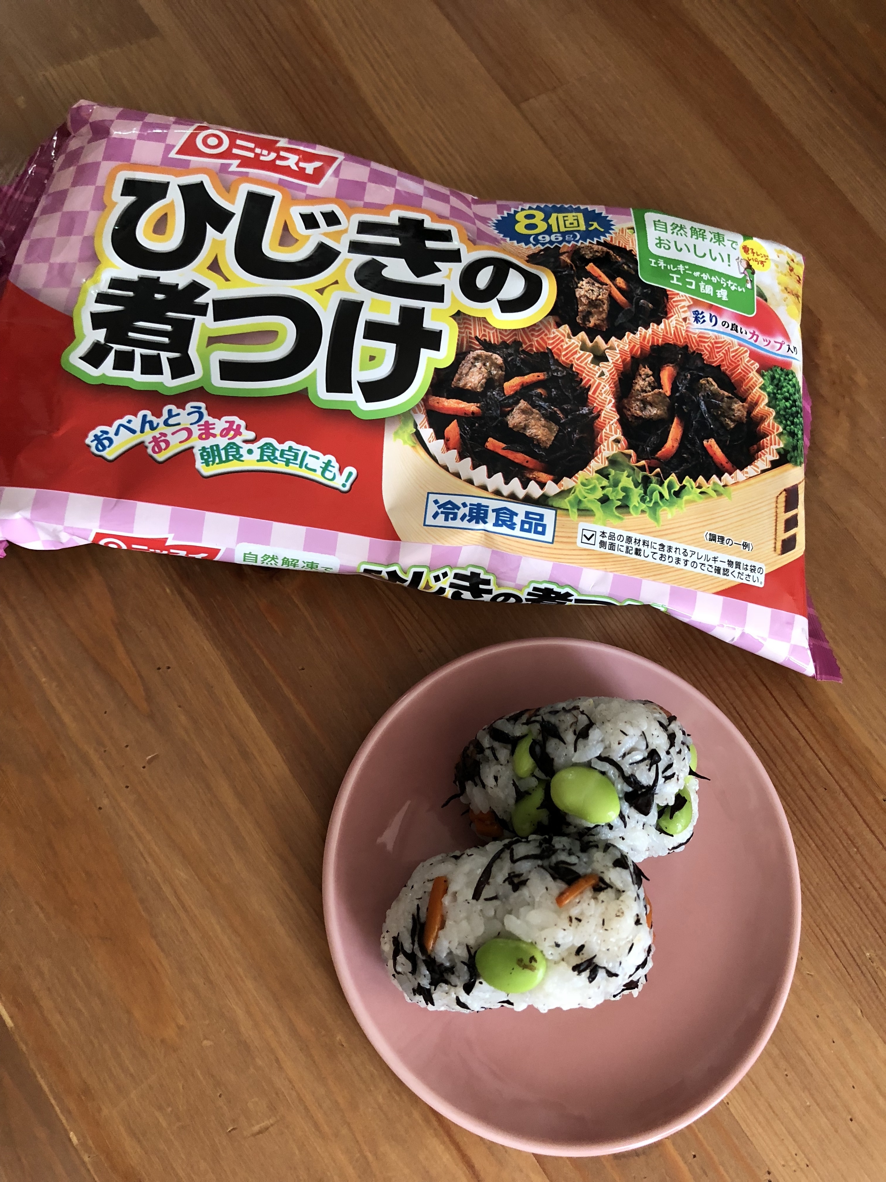 レシピ 日本水産のひじきと枝豆のおにぎり 冷凍食品の冷食 Com お昼ご飯にさっと出来て栄養満点です 見た目の色も綺麗です